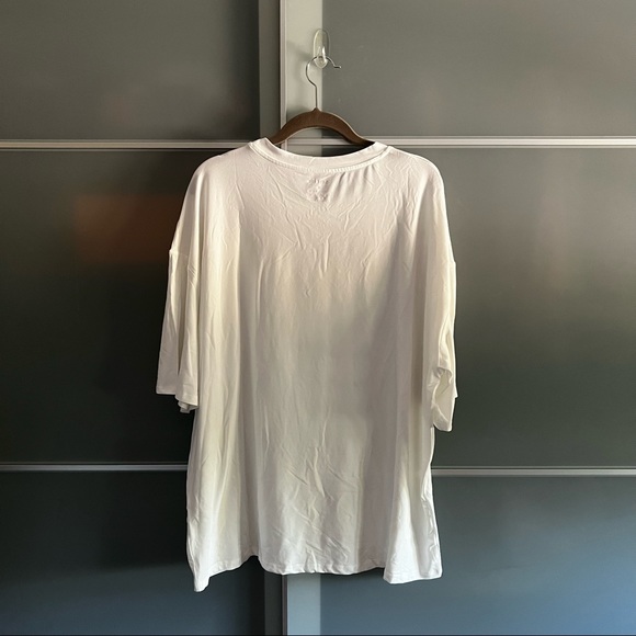 Shein Graphic Tee. - Picture 2 of 3